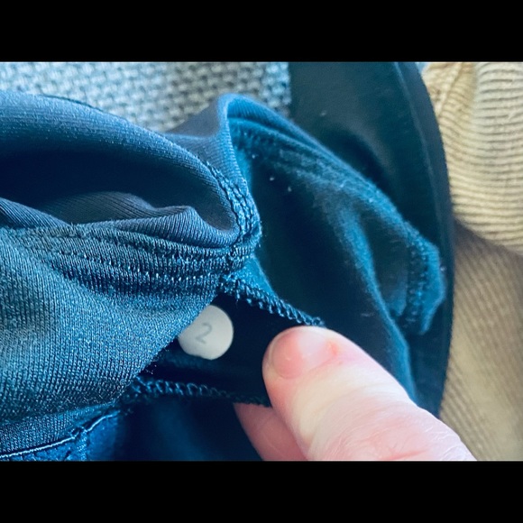 Lululemon Black Contour Tank Top Size 2 - Picture 13 of 15